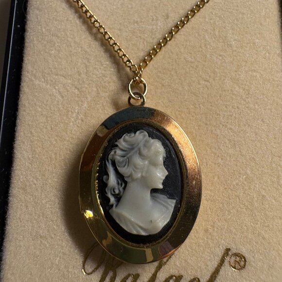 Vintage Rafael Cameo Necklace Pendant Black Glass Intaglio Gold Tone Rim New Box - Picture 2 of 4